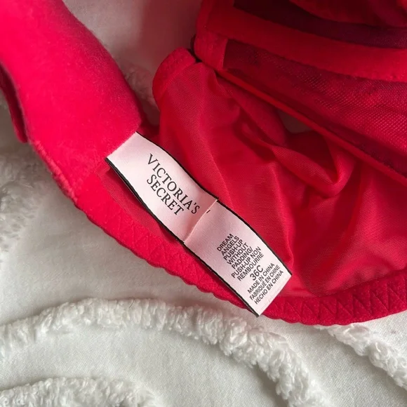 Victoria's Secret Vibrant Red Lace Bra - Picture 2 of 2